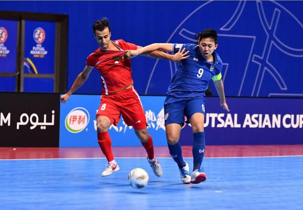 Chân sút Suphawut (9, Thái Lan) khét tiếng khắp Đông Nam Á nhưng không thể 'cựa quậy' với Iran. Ảnh: AFC