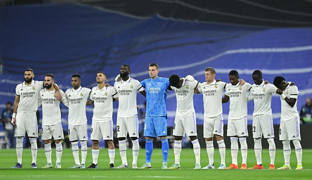 La Liga Tây Ban Nha và CLB Real Madrid tiến hành phút mặc niệm tưởng nhớ nạn nhân vụ Kanjuruhan. Tướng Mochamad Iriawan, Chủ tịch LĐBĐ Indonesia đi bên cạnh Tổng thống Widodo. Ông Iriawan đang chịu áp lực dư luận buộc từ chức.