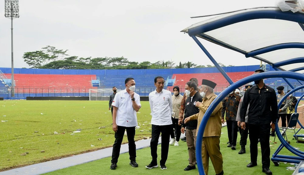 Sân Kanjuruhan sau vụ thảm kịch. Tổng thống Widodo quan sát một lối thoát hiểm của sân Kanjuruhan. Có ba quan chức gồm trưởng ban tổ chức sân và hai quan chức phụ trách an ninh trật tự của sân Kanjuruhan đã bị kết tội. Thảm họa gây nên cái chết của 131 nạn nhân, thảm họa đứng thứ nhì về số người chết trong lịch sử bóng đá nhân loại. Ba cảnh sát đã bị bắt gồm người ra lệnh và hai cảnh sát khai hỏa hơi cay và bom cháy. Các đội tuyển Indonesia gồm tuyển Futsal và U-17 đang thi đấu nước ngoài đeo dải băng tang trên tay. Nhiều nơi ở Indonesia tưởng niệm nạn nhân xấu số của thảm kịch 1-10. La Liga Tây Ban Nha và CLB Real Madrid tiến hành phút mặc niệm tưởng nhớ nạn nhân vụ Kanjuruhan. Tướng Mochamad Iriawan, Chủ tịch LĐBĐ Indonesia đi bên cạnh Tổng thống Widodo. Ông Iriawan đang chịu áp lực dư luận buộc từ chức.