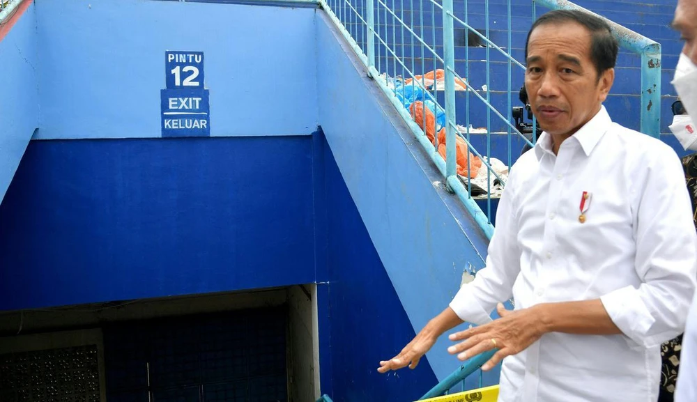 Tổng thống Widodo quan sát một lối thoát hiểm của sân Kanjuruhan. Có ba quan chức gồm trưởng ban tổ chức sân và hai quan chức phụ trách an ninh trật tự của sân Kanjuruhan đã bị kết tội. Thảm họa gây nên cái chết của 131 nạn nhân, thảm họa đứng thứ nhì về số người chết trong lịch sử bóng đá nhân loại. Ba cảnh sát đã bị bắt gồm người ra lệnh và hai cảnh sát khai hỏa hơi cay và bom cháy. Các đội tuyển Indonesia gồm tuyển Futsal và U-17 đang thi đấu nước ngoài đeo dải băng tang trên tay. Nhiều nơi ở Indonesia tưởng niệm nạn nhân xấu số của thảm kịch 1-10. La Liga Tây Ban Nha và CLB Real Madrid tiến hành phút mặc niệm tưởng nhớ nạn nhân vụ Kanjuruhan. Tướng Mochamad Iriawan, Chủ tịch LĐBĐ Indonesia đi bên cạnh Tổng thống Widodo. Ông Iriawan đang chịu áp lực dư luận buộc từ chức.