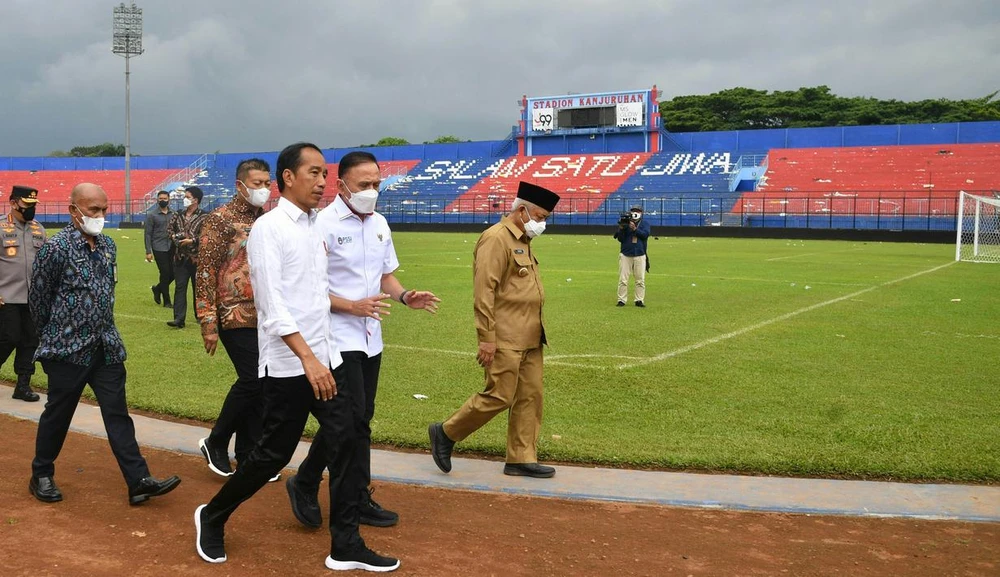 Tướng Mochamad Iriawan, Chủ tịch LĐBĐ Indonesia đi bên cạnh Tổng thống Widodo. Ông Iriawan đang chịu áp lực dư luận buộc từ chức.