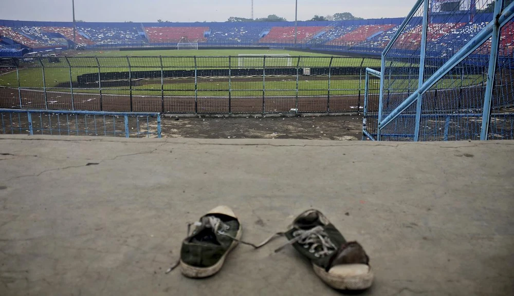 Thảm họa gây nên cái chết của 131 nạn nhân, thảm họa đứng thứ nhì về số người chết trong lịch sử bóng đá nhân loại. Ba cảnh sát đã bị bắt gồm người ra lệnh và hai cảnh sát khai hỏa hơi cay và bom cháy. Các đội tuyển Indonesia gồm tuyển Futsal và U-17 đang thi đấu nước ngoài đeo dải băng tang trên tay. Nhiều nơi ở Indonesia tưởng niệm nạn nhân xấu số của thảm kịch 1-10. La Liga Tây Ban Nha và CLB Real Madrid tiến hành phút mặc niệm tưởng nhớ nạn nhân vụ Kanjuruhan. Tướng Mochamad Iriawan, Chủ tịch LĐBĐ Indonesia đi bên cạnh Tổng thống Widodo. Ông Iriawan đang chịu áp lực dư luận buộc từ chức.