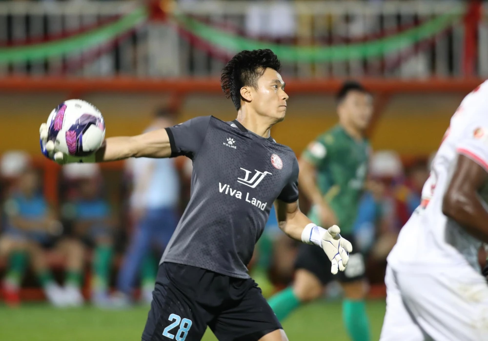 Thủ môn Bùi Tiến Dũng được HLV Vũ Tiến Thành chọn bắt chính. Ảnh: ANH PHƯƠNG