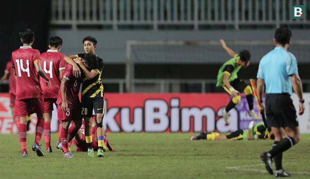 Sau khi vùi dập chủ nhà 5-1, các cầu thủ Malaysia chia sẻ nỗi đau với Indonesia. HLV Bima Sakti vỗ về học trò sau cái thua rát mặt. Bóng đá Indonesia vừa trải qua thảm kịch Kanjuruhan có làm ảnh hưởng tâm lý cầu thủ? Thầy trò HLV Bima Sakti vừa mới là người hùng khi đánh bại U-16 VN ở chung kết giải Đông Nam Á hồi tháng 8. Thực ra, Indonesia đã vỡ trận trước sức mạnh của Malaysia. Thường thì cuộc chạm trán của hai đội bóng trẻ láng giềng Indonesia - Malaysia có nguy cơ tiềm ẩn bạo lực rất cao. Song cuộc chạm trán giữa U-17 Indonesia và Malaysia diễn ra suôn sẻ. Thua U-17 Malaysia 1-5, Indonesia đứng nhì bảng B có nguy cơ không tranh nổi vé vớt dự VCK U-17 châu Á.