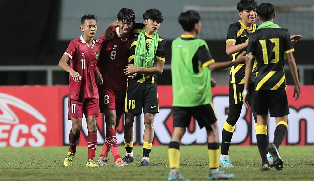 Thường thì cuộc chạm trán của hai đội bóng trẻ láng giềng Indonesia - Malaysia có nguy cơ tiềm ẩn bạo lực rất cao. Song cuộc chạm trán giữa U-17 Indonesia và Malaysia diễn ra suôn sẻ. Thua U-17 Malaysia 1-5, Indonesia đứng nhì bảng B có nguy cơ không tranh nổi vé vớt dự VCK U-17 châu Á.