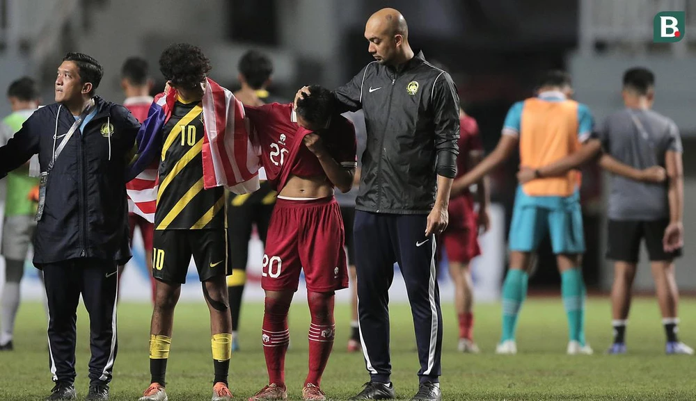 Bóng đá Indonesia vừa trải qua thảm kịch Kanjuruhan có làm ảnh hưởng tâm lý cầu thủ? Thầy trò HLV Bima Sakti vừa mới là người hùng khi đánh bại U-16 VN ở chung kết giải Đông Nam Á hồi tháng 8. Thực ra, Indonesia đã vỡ trận trước sức mạnh của Malaysia. Thường thì cuộc chạm trán của hai đội bóng trẻ láng giềng Indonesia - Malaysia có nguy cơ tiềm ẩn bạo lực rất cao. Song cuộc chạm trán giữa U-17 Indonesia và Malaysia diễn ra suôn sẻ. Thua U-17 Malaysia 1-5, Indonesia đứng nhì bảng B có nguy cơ không tranh nổi vé vớt dự VCK U-17 châu Á.