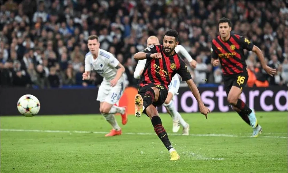 Mahrez hỏng ăn phạt đền nên Man. City chưa có vé vào vòng 16 đội. Ảnh: Getty