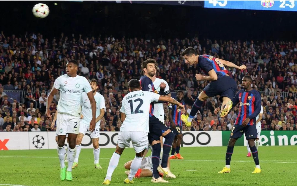 Lewandowski có cú đúp nhưng Barcelona không thể đánh bại Inter ngay tại Nou Camp. Ảnh: EPA Lewandowski có cú đúp nhưng Barcelona không thể đánh bại Inter ngay tại Nou Camp. Ảnh: EPA