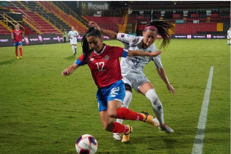 Tuyển nữ Philippines (trắng) có hai trận giao hữu với Costa Rica với trận hòa 1-1 và thua 1-2. Ảnh: Inquier.