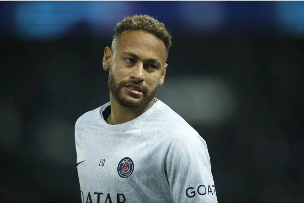 Ro "béo" dặn dò đàn em Neymar qua kinh nghiệm của chính mình. Ảnh: EPA