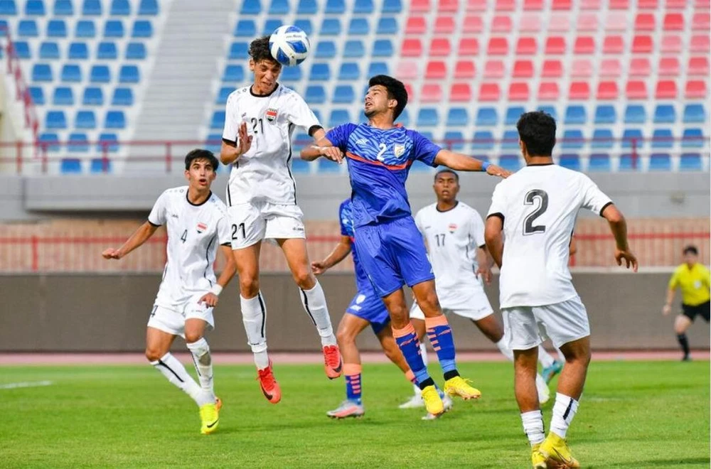 Iraq (trắng) cũng thắng dễ Ấn Độ 4-2. Ảnh: AFC