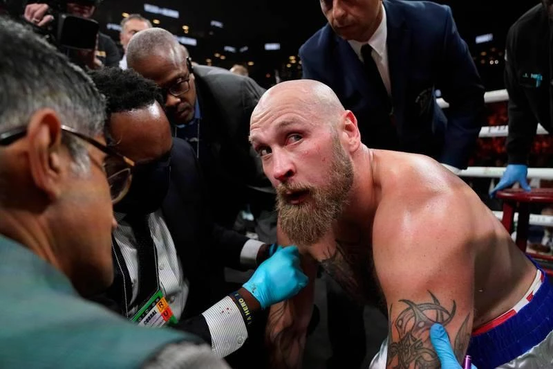 Robert Helenius lớn hơn Wilder 1 tuổi (38 so với 37) chịu không nổi trước sức mạnh của Wilder.