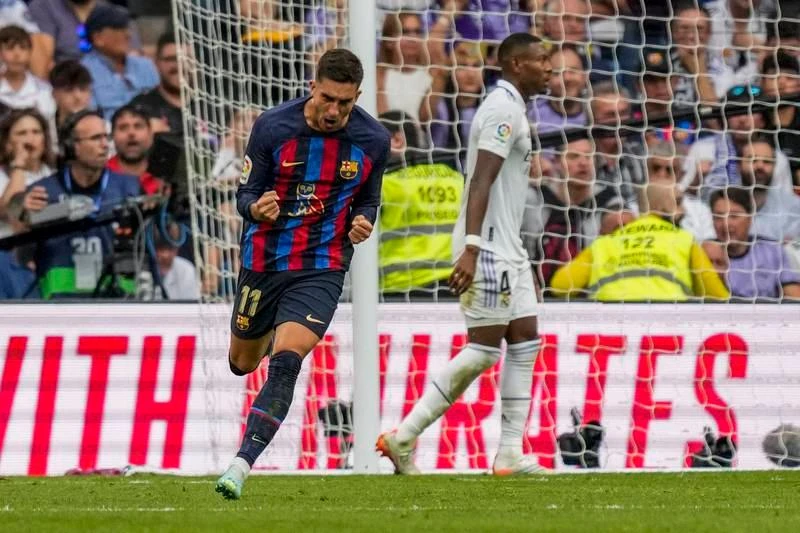 Thời điểm Ferran Torres rút ngắn 1-2 cũng là... lúc trận đấu bùng nổ. Carlo Ancelotti chia sẻ với đồng nghiệp trẻ Xavi.