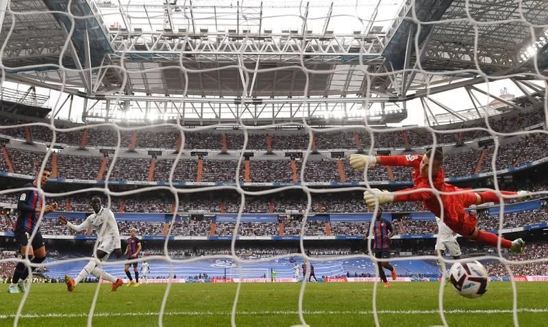 Tuyển thủ trẻ Tây Ban Nha Ferran Torres có bàn danh dự cho Barcelona phút 83. Real Madrid lại vào guồng chiến thắng dẫn đầu La Liga và dẫn đầu bảng F Champions League. Lão tướng Luka Modric vẫn là "hạt nhân" trong chiến thắng ở El Clasico. Rodrygo "chốt" trận đấu 3-1 cho Real từ chấm 11m. Thời điểm Ferran Torres rút ngắn 1-2 cũng là... lúc trận đấu bùng nổ. Carlo Ancelotti chia sẻ với đồng nghiệp trẻ Xavi.