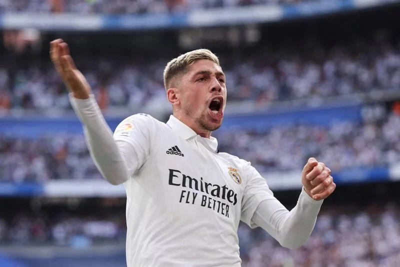 Federico Valverde là tác giả bàn nâng tỉ số lên 2-0 phút 35. Đội trưởng Benzema chia vui cùng đồng đội Federico. Thắng trận rồi, Benzema sẽ bay về Pháp nhận danh hiệu Quả bóng vàng 2022 dưới ánh mắt "tâm phục khẩu phục" của cả thế giới bóng đá? Thủ thành Marc Andre ter Stegen của Barcelona hai trận liền sáu lần vào lưới nhặt bóng trước các chân sút Inter và Real Madrid. Tuyển thủ trẻ Tây Ban Nha Ferran Torres có bàn danh dự cho Barcelona phút 83. Real Madrid lại vào guồng chiến thắng dẫn đầu La Liga và dẫn đầu bảng F Champions League. Lão tướng Luka Modric vẫn là "hạt nhân" trong chiến thắng ở El Clasico. Rodrygo "chốt" trận đấu 3-1 cho Real từ chấm 11m. Thời điểm Ferran Torres rút ngắn 1-2 cũng là... lúc trận đấu bùng nổ. Carlo Ancelotti chia sẻ với đồng nghiệp trẻ Xavi.