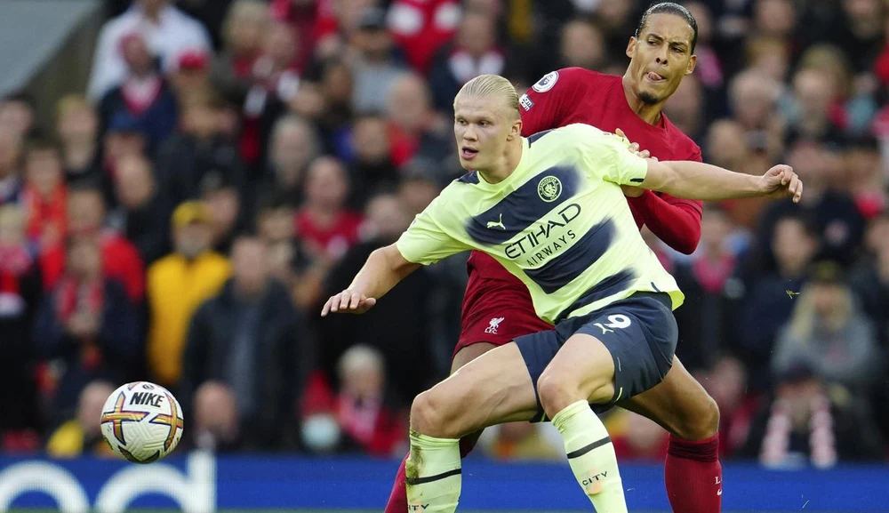 Tiền đạo Na Uy đã bị trung vệ hay nhất thế giới của Hà Lan Van Dijk "khóa cứng". Lòng kiêu hãnh của trung phong trẻ liệu có bị... tổn thương? Một trận đấu mà Erling Haaland đã phải "chúi mũi, chúi lái" cũng không thể ghi bàn. Các cầu thủ đội chủ sân Anfield đều tập trung vô hiệu hóa Haaland. Haaland cũng có cơ hội nhưng không có tình huống thực sự nguy hiểm. Phía bên kia chỉ cần Salah tỏa sáng phút 76 ghi bàn duy nhất trận cho Liverpool khiến Man. City ôm hận.