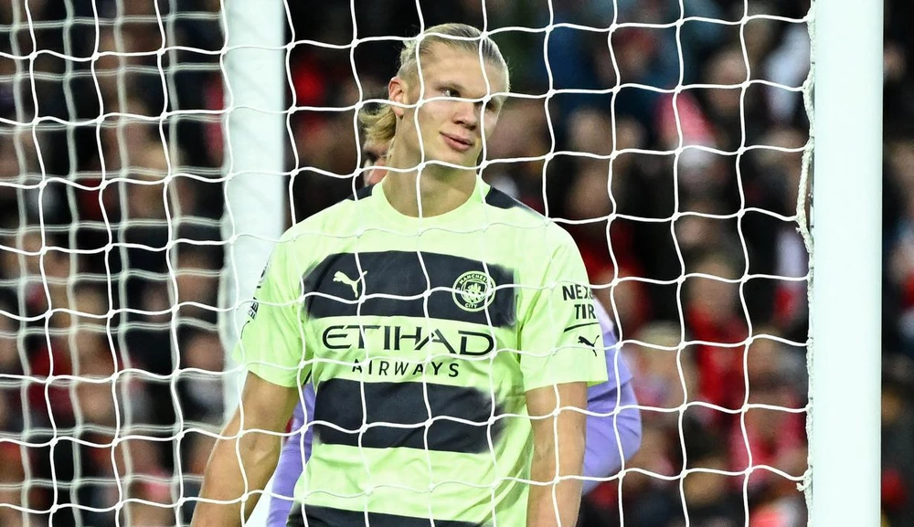 Lòng kiêu hãnh của trung phong trẻ liệu có bị... tổn thương? Một trận đấu mà Erling Haaland đã phải "chúi mũi, chúi lái" cũng không thể ghi bàn. Các cầu thủ đội chủ sân Anfield đều tập trung vô hiệu hóa Haaland. Haaland cũng có cơ hội nhưng không có tình huống thực sự nguy hiểm. Phía bên kia chỉ cần Salah tỏa sáng phút 76 ghi bàn duy nhất trận cho Liverpool khiến Man. City ôm hận.