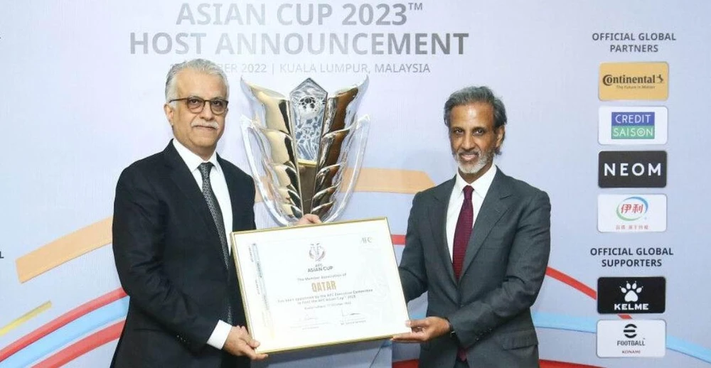 Chủ tịch AFC Al Khalifa (trái) trao tín chỉ chủ nhà VCK Asian Cup 2023 cho Qatar. Ảnh: AFC