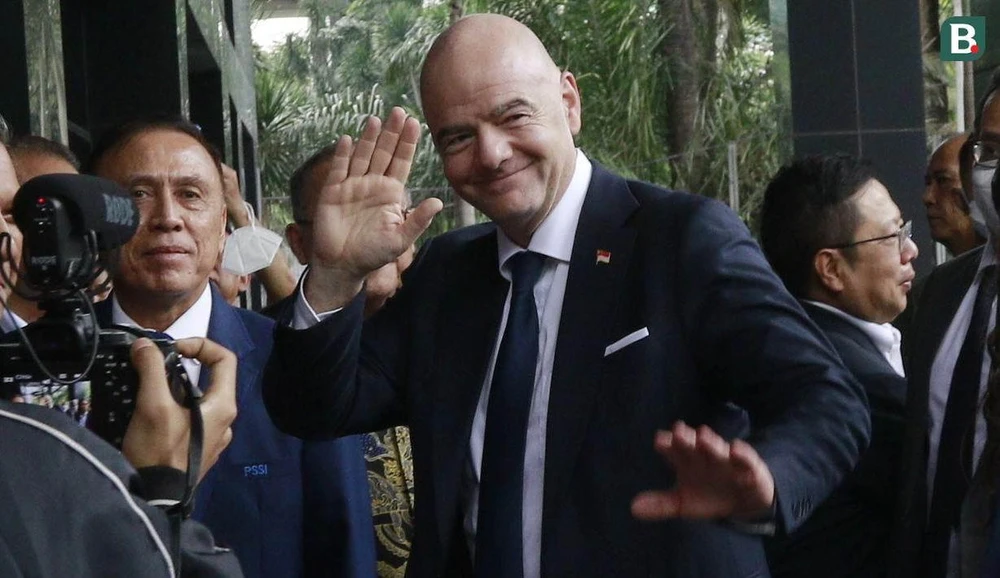 Chủ tịch FIFA Gianni Infantino vừa đến Indonesia, tiếp ông là Chủ tịch LĐBĐ Indonesia - Tướng Mochamad Iriawan trước dinh Tổng thống. Ảnh: Bola Tỉ phú Erik Thohir (bìa trái), từng sở hữu CLB Inter Milan và nhiều CLB thể thao nhà nghề khác, đang là Chủ tịch Ủy ban Olympic Indonesia cũng có mặt trong buổi tiếp Chủ tịch FIFA. Chủ tịch Gianni Infantino hội đàm với Tổng thống Indonesia - Joko Widodo sau thảm kịch Kanjuruhan ngày 1-10 làm chết 133 người. Chủ tịch FIFA nói một câu nổi tiếng ở Phủ Tổng thống Indonesia: "Chúng tôi đã đến đây với các bạn, chúng tôi, đội ngũ FIFA giàu kinh nghiệm sẽ giúp các bạn nâng cấp an toàn bóng đá".