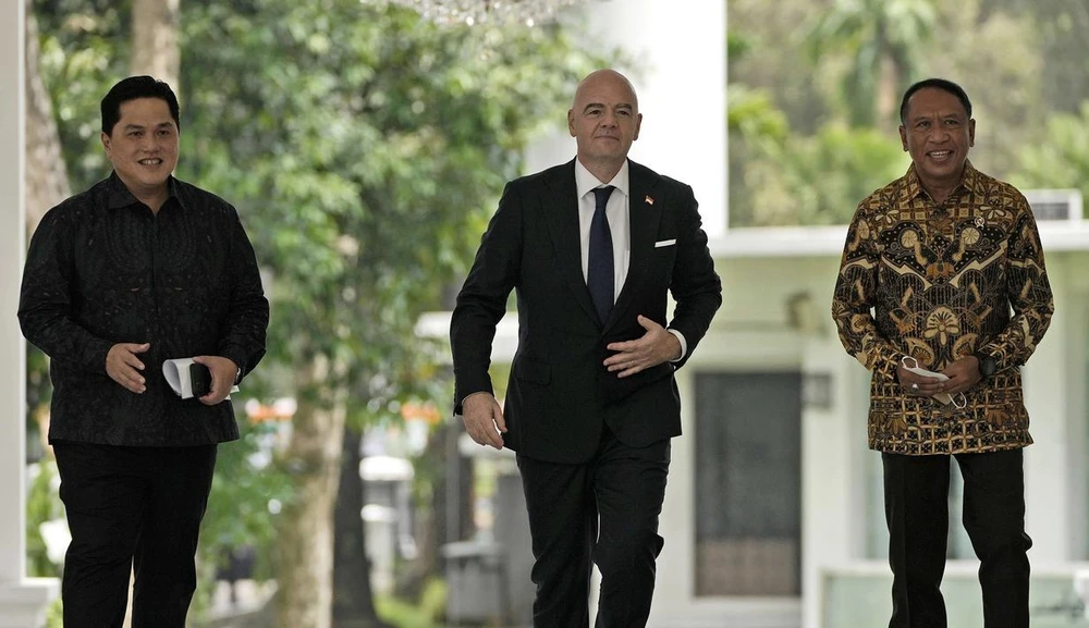 Tỉ phú Erik Thohir (bìa trái), từng sở hữu CLB Inter Milan và nhiều CLB thể thao nhà nghề khác, đang là Chủ tịch Ủy ban Olympic Indonesia cũng có mặt trong buổi tiếp Chủ tịch FIFA. Chủ tịch Gianni Infantino hội đàm với Tổng thống Indonesia - Joko Widodo sau thảm kịch Kanjuruhan ngày 1-10 làm chết 133 người. Chủ tịch FIFA nói một câu nổi tiếng ở Phủ Tổng thống Indonesia: "Chúng tôi đã đến đây với các bạn, chúng tôi, đội ngũ FIFA giàu kinh nghiệm sẽ giúp các bạn nâng cấp an toàn bóng đá".