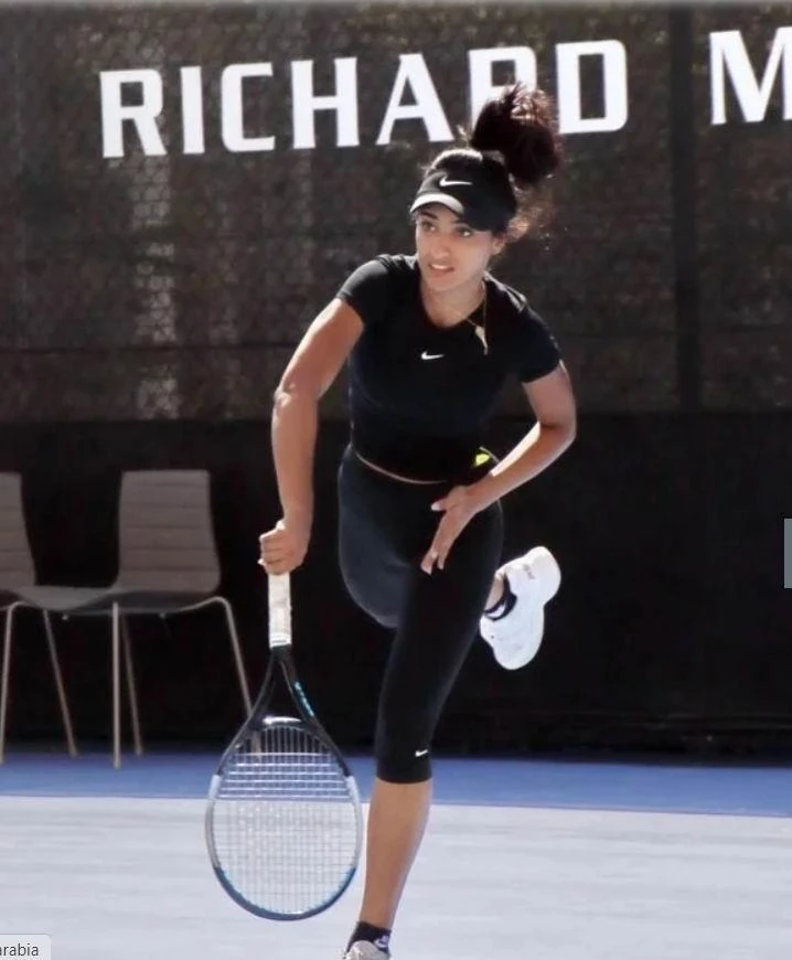 Tay vợt trẻ xinh như hoa hậu mơ được như Serena Williams ảnh 1