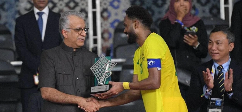 Cầu thủ Eid Al Farsi của Al Seeb đoạt danh hiệu Cầu thủ xuất sắc nhất giải. Ảnh: AFC