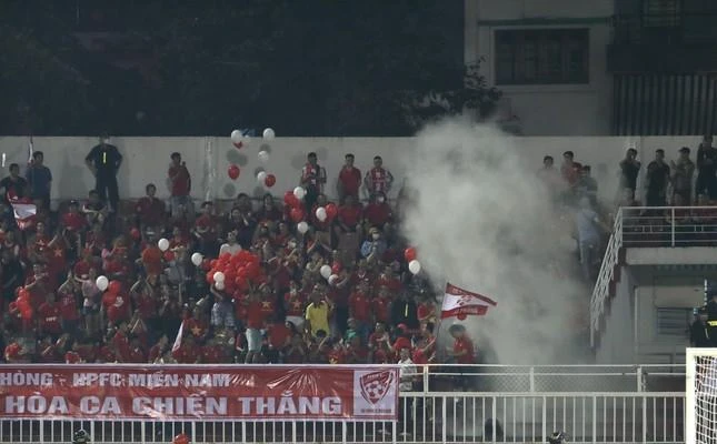 Sân Thống Nhất cháy trên khán đài trận Sài Gòn tiếp Hải Phòng ảnh 1
