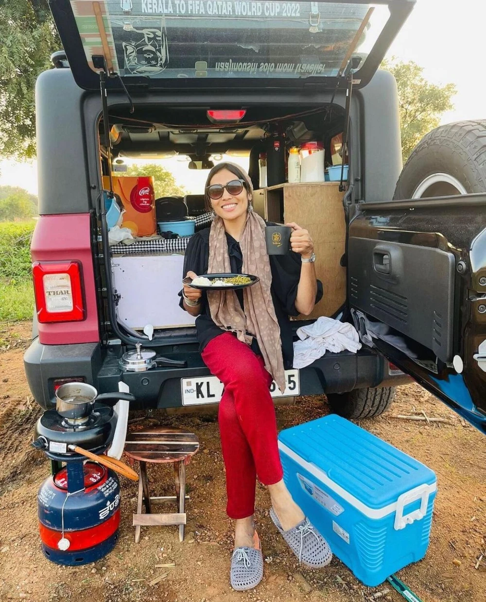 Cả một căn nhà di động đều nằm trong chiếc địa hình hai cầu mang tên Mahindra 4WD THar. Trà đen là thứ mà người Ấn giáo hay mang theo trong những chuyến hành hương đường dài, Noushi cũng thế. Cô mang theo thức ăn và đêm đến ngủ trong xe để tiết kiệm kinh phí. Ảnh: TOI Chặng đầu từ tỉnh Kerala, cô xuất phát lúc 5 giờ 30 sáng, vượt 600km để đến Mumbai, người thân, gia đình tiễn Naaji Noushi. Ảnh: TOI Dọc đường Noushi chuẩn bị bữa ăn...và mời những người địa phương dùng cùng rất thú vị. Naaji Noushi là một YouTuber và một VLogger nổi tiếng. Ảnh: TOI