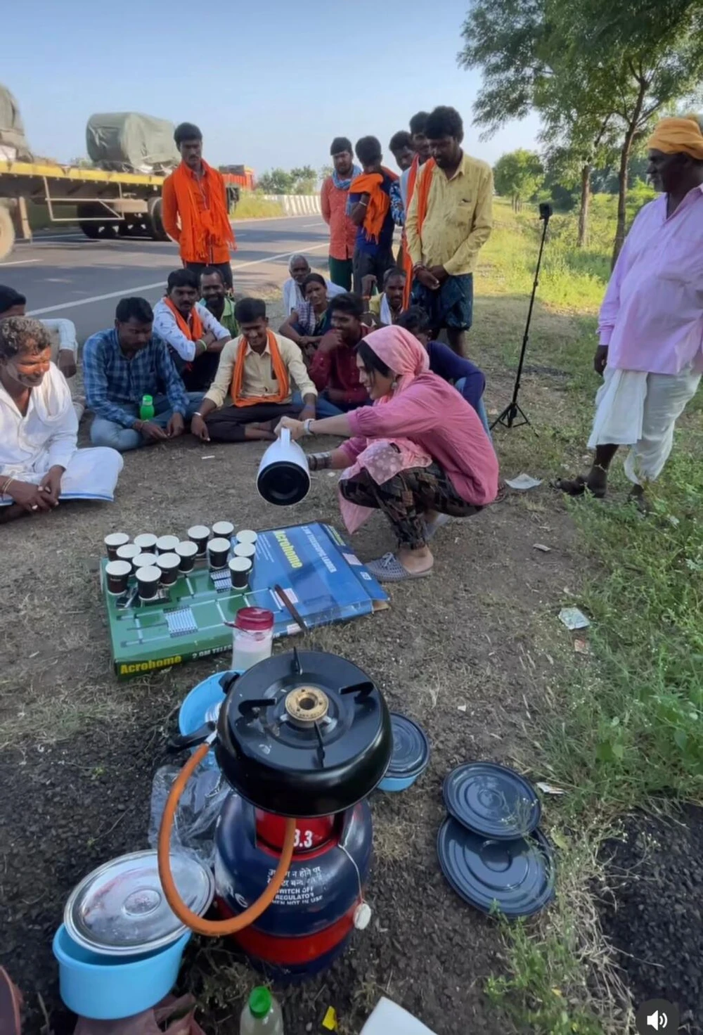 Dọc đường Noushi chuẩn bị bữa ăn...và mời những người địa phương dùng cùng rất thú vị. Naaji Noushi là một YouTuber và một VLogger nổi tiếng. Ảnh: TOI