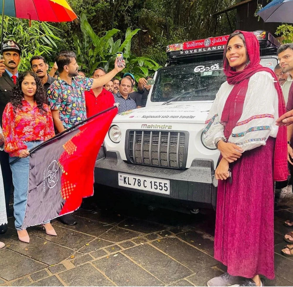 Chặng đầu từ tỉnh Kerala, cô xuất phát lúc 5 giờ 30 sáng, vượt 600km để đến Mumbai, người thân, gia đình tiễn Naaji Noushi. Ảnh: TOI Dọc đường Noushi chuẩn bị bữa ăn...và mời những người địa phương dùng cùng rất thú vị. Naaji Noushi là một YouTuber và một VLogger nổi tiếng. Ảnh: TOI