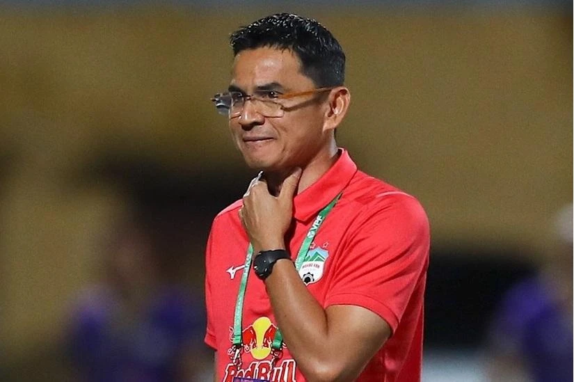 HLV Kiatisak... đắng lòng khi Công Phượng sút hỏng phạt đền. Ảnh: CTV