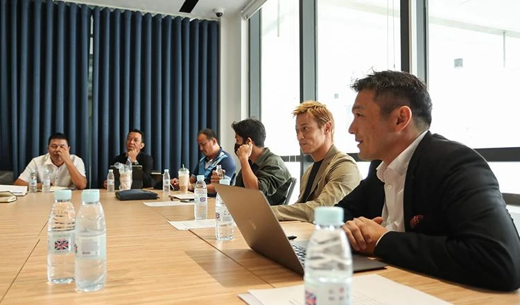 Honda cùng các chuyên gia Nhật trong cuộc gặp gỡ báo chí Campuchia cách đây ít ngày. Ảnh: K.T