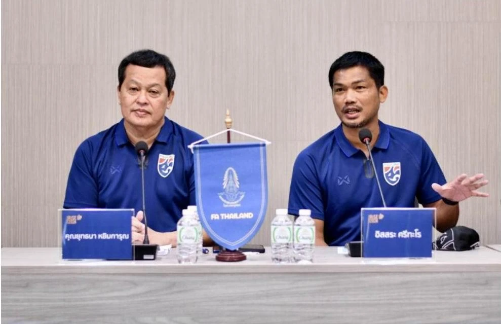 Bộ đôi gồm trưởng đoàn Yuthana (trái) và HLV Issara Sritaro. Ảnh: B.P Bộ đôi gồm trưởng đoàn Yuthana (trái) và HLV Issara Sritaro. Ảnh: B.P