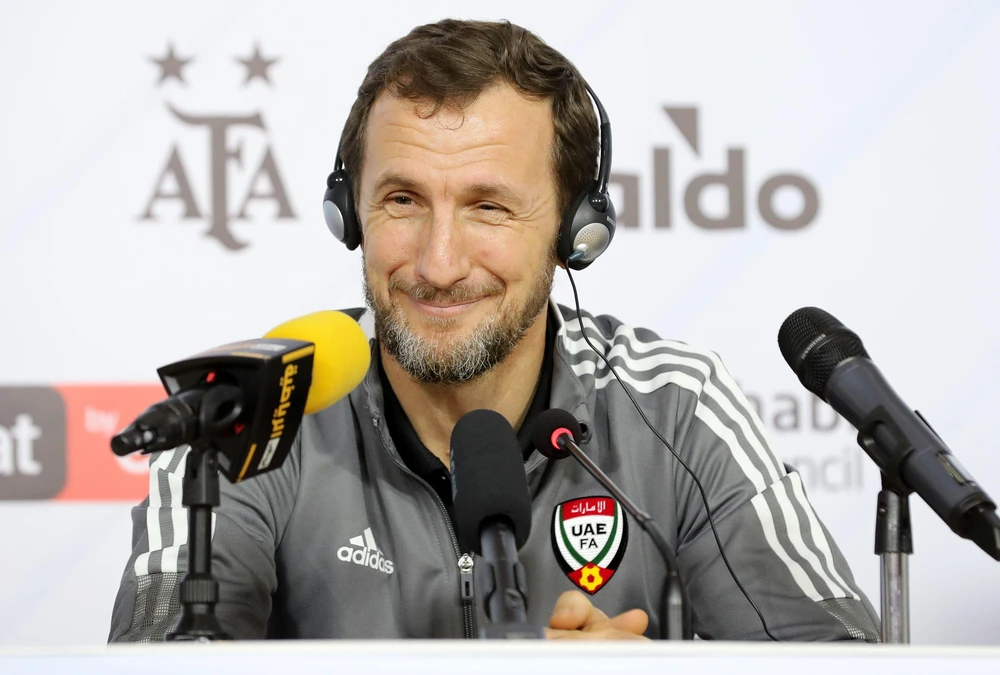 HLV Rodolfo Arruabarenna của UAE nêu mục tiêu thắng đội bóng đồng hương. Ảnh: AFP