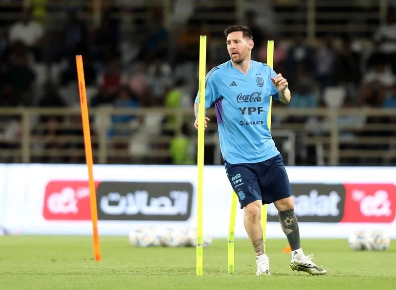 Messi vẫn là tâm điểm trên sân Mohammad Al Zayed ở Abu Dhabi tối nay. Ảnh: AFP