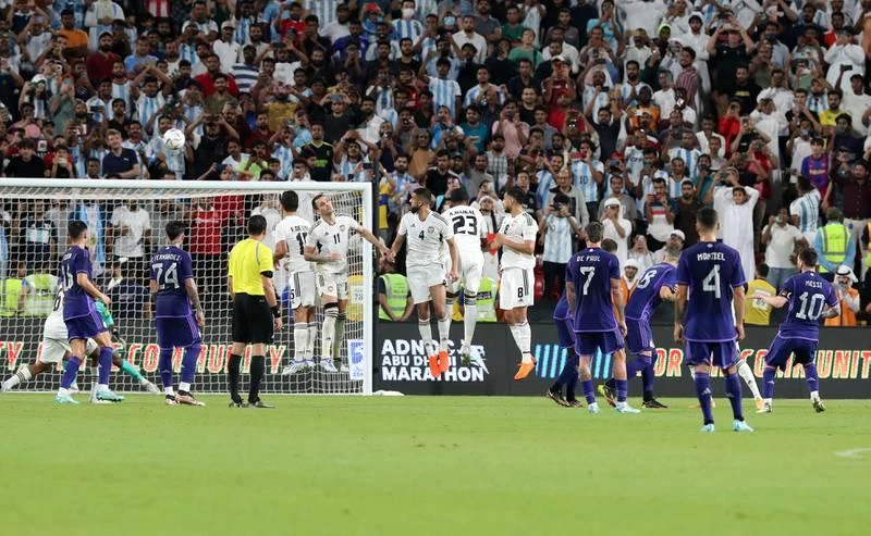 Messi và đồng đội có "cử tập nhẹ" trên sân Mohammad Al Zayed.