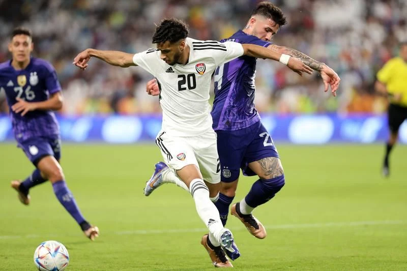 Các chân sút của UAE không có cửa tiếp cận cầu môn đội khách. Thuyền trưởng Rodolfo Arruabanerra, người Argentina của tuyển UAE nêu mục tiêu đánh bại đội bóng đồng hương. Nhưng rõ ràng UAE không phải là đối thủ của Argentina.