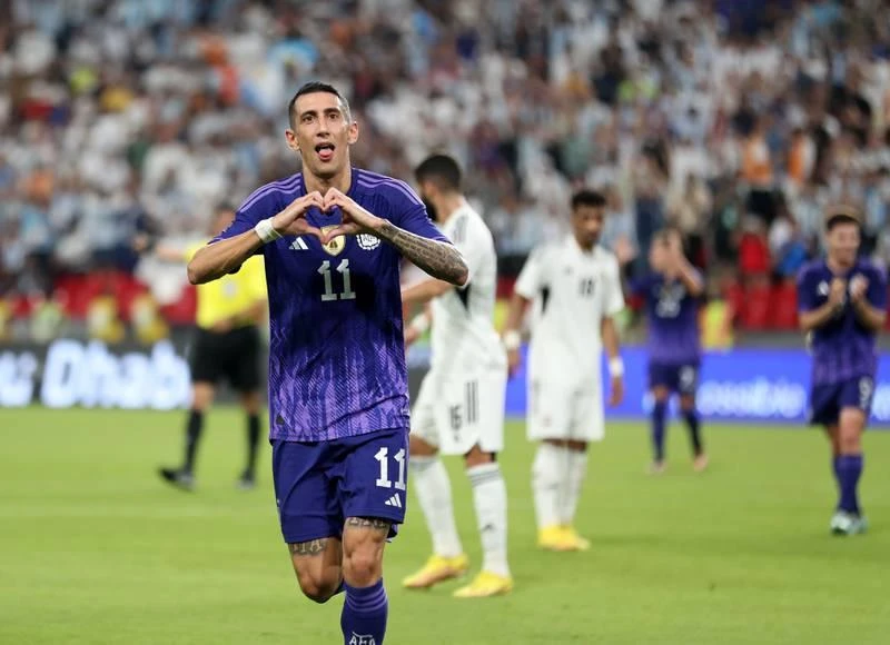 Còn Di Maria hoàn thành cú đúp vào các phút 25 và 36. Fan của UAE nhưng lại cổ vũ cho Argentina. Một fan UAE giăng ảnh của thần tượng.