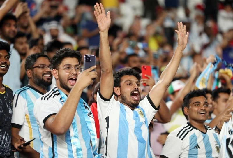 Fan của UAE nhưng lại cổ vũ cho Argentina. Một fan UAE giăng ảnh của thần tượng.