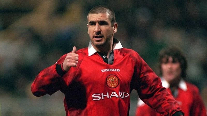 Eric Cantona, một trong những tên tuổi lớn nhất của MU có một tầm ảnh hưởng lớn lên giải ngoại hạng Anh. Song sự nghiệp tuyển Pháp của "King Eric" luôn lận đận và kết thúc cơ hội bằng việc tuyên bố ủng hộ Anh là chủ nhà World Cup chứ không ủng hộ Pháp. Cantona chưa bao giờ được khoác áo Pháp đá VCK World Cup. Abedi Pele, từng vô địch châu Âu cùng Marseille, một trong những huyền thoại của bóng đá châu Phi. Anh chưa một lần vinh dự cùng Ghana đá VCK World Cup, anh thuộc người "sinh nhầm" thế hệ. Bóng đá Xứ Wales sản sinh ra một cầu thủ chạy cánh tài năng cho MU, một trong những tài năng huyền thoại của MU. Thời Giggs thi đấu, Xứ Wales quá ít tài năng nên cứ World Cup về Ryan Giggs lại nằm nhà xem đồng nghiệp trổ tài. Khi chuyển sang làm huấn luyện viên, huyền thoại này tai tiếng rất nhiều trong tình ái. Cuối cùng, trợ lý Rob Page thay thế Giggs dẫn dắt tuyển Xứ Wales đá World Cup 2022. Tiền đạo có đôi mắt nhung người Bắc Ireland, George Best là huyền thoại bậc nhất của MU. Ông đẹp trai, lãng tử, đá bóng giỏi, hoa mỹ...nhưng bóng đá Bắc Ireland thì quá yếu. George Best chỉ xem VCK World Cup qua truyền hình. George Weah, cựu Quả bóng vàng châu Âu trong màu áo AC Milan là ngôi sao sinh nhầm thế hệ vì bóng đá Liberia quá yếu. Tuy nhiên đây là một tài năng bóng đá xuất chúng, một chính trị gia giỏi vì hiện nay Weah là Tổng thống của Liberia. Huyền thoại số 1 của Real Madrid Di Stefano từng khoác áo các đội tuyển Argentina, Tây Ban Nha và Colombia nhưng chưa một lần đá VCK World Cup. Thời đó luật quốc tịch và cầu thủ thi đấu của FIFA còn rất thoáng.