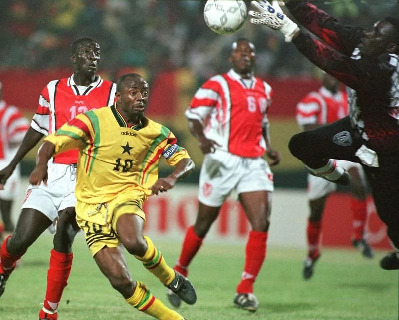 Abedi Pele, từng vô địch châu Âu cùng Marseille, một trong những huyền thoại của bóng đá châu Phi. Anh chưa một lần vinh dự cùng Ghana đá VCK World Cup, anh thuộc người "sinh nhầm" thế hệ. Bóng đá Xứ Wales sản sinh ra một cầu thủ chạy cánh tài năng cho MU, một trong những tài năng huyền thoại của MU. Thời Giggs thi đấu, Xứ Wales quá ít tài năng nên cứ World Cup về Ryan Giggs lại nằm nhà xem đồng nghiệp trổ tài. Khi chuyển sang làm huấn luyện viên, huyền thoại này tai tiếng rất nhiều trong tình ái. Cuối cùng, trợ lý Rob Page thay thế Giggs dẫn dắt tuyển Xứ Wales đá World Cup 2022. Tiền đạo có đôi mắt nhung người Bắc Ireland, George Best là huyền thoại bậc nhất của MU. Ông đẹp trai, lãng tử, đá bóng giỏi, hoa mỹ...nhưng bóng đá Bắc Ireland thì quá yếu. George Best chỉ xem VCK World Cup qua truyền hình. George Weah, cựu Quả bóng vàng châu Âu trong màu áo AC Milan là ngôi sao sinh nhầm thế hệ vì bóng đá Liberia quá yếu. Tuy nhiên đây là một tài năng bóng đá xuất chúng, một chính trị gia giỏi vì hiện nay Weah là Tổng thống của Liberia. Huyền thoại số 1 của Real Madrid Di Stefano từng khoác áo các đội tuyển Argentina, Tây Ban Nha và Colombia nhưng chưa một lần đá VCK World Cup. Thời đó luật quốc tịch và cầu thủ thi đấu của FIFA còn rất thoáng.
