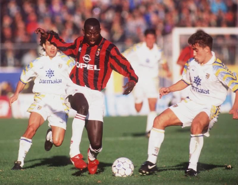 George Weah, cựu Quả bóng vàng châu Âu trong màu áo AC Milan là ngôi sao sinh nhầm thế hệ vì bóng đá Liberia quá yếu. Tuy nhiên đây là một tài năng bóng đá xuất chúng, một chính trị gia giỏi vì hiện nay Weah là Tổng thống của Liberia. Huyền thoại số 1 của Real Madrid Di Stefano từng khoác áo các đội tuyển Argentina, Tây Ban Nha và Colombia nhưng chưa một lần đá VCK World Cup. Thời đó luật quốc tịch và cầu thủ thi đấu của FIFA còn rất thoáng.
