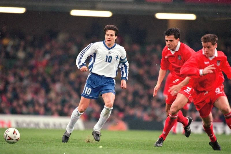 Jari Litmanen, ngôi sao lạc lối, 12 năm đeo băng đội trưởng của tuyển Phần Lan, nhưng Phần Lan thiếu vắng tài năng nên tiền đạo của Ajax, Barcelona và Liverpool này luôn nằm nhà xem World Cup. Bernd Schuter (phải) là danh thủ Đức có biệt danh "thiên thần trắng" từng lên ngôi cúp châu Âu cùng Real Madrid và Barcelona và vô địch châu Âu cùng tuyển Đức 1980 nhưng mâu thuẫn với HLV tuyển Đức nên ông tuyên bố chia tay tuyển Đức năm 24 tuổi. Duncan Edwards chơi 177 trận cho MU, với hai ngôi vô địch Anh... nhưng qua đời ở tuổi 21 trong thảm họa Munich máy bay chở đội rơi. Ông là một tài năng thế giới của thế hệ mình. Ian Rush, huyền thoại Liverpool là tay săn bàn vĩ đại nhất trong mọi thời đại của đội, nhưng cũng chưa hề biết không khí VCK World Cup với tư cách cầu thủ là thế nào. Gunnar Nordahl- cầu thủ ghi nhiều bàn thắng nhất tại Olympic 1948, tay săn bàn hàng đầu trong mọi thời đại của AC Milan, năm lần vua phá lưới giải Ý. Tuy nhiên thời đó đất nước Thụy Điển chưa có bóng đá chuyên nghiệp, đội tuyển là những cầu thủ bóng đá nghiệp dư nên Gunnar Nordahl không thể khoác áo tuyển (?!). Lazslo Kubala, cầu thủ Hungary là huyền thoại của Barcelona nhưng không có màu áo đội tuyển để khoác vì ông trốn chạy khỏi Hungary, không hoàn tất các thủ tục quốc tịch. Eric Cantona, một trong những tên tuổi lớn nhất của MU có một tầm ảnh hưởng lớn lên giải ngoại hạng Anh. Song sự nghiệp tuyển Pháp của "King Eric" luôn lận đận và kết thúc cơ hội bằng việc tuyên bố ủng hộ Anh là chủ nhà World Cup chứ không ủng hộ Pháp. Cantona chưa bao giờ được khoác áo Pháp đá VCK World Cup. Abedi Pele, từng vô địch châu Âu cùng Marseille, một trong những huyền thoại của bóng đá châu Phi. Anh chưa một lần vinh dự cùng Ghana đá VCK World Cup, anh thuộc người "sinh nhầm" thế hệ. Bóng đá Xứ Wales sản sinh ra một cầu thủ chạy cánh tài năng cho MU, một trong những tài năng huyền thoại của MU. Thời Giggs thi đấu, Xứ Wales quá ít tài năng nên cứ World Cup về Ryan Giggs lại nằm nhà xem đồng nghiệp trổ tài. Khi chuyển sang làm huấn luyện viên, huyền thoại này tai tiếng rất nhiều trong tình ái. Cuối cùng, trợ lý Rob Page thay thế Giggs dẫn dắt tuyển Xứ Wales đá World Cup 2022. Tiền đạo có đôi mắt nhung người Bắc Ireland, George Best là huyền thoại bậc nhất của MU. Ông đẹp trai, lãng tử, đá bóng giỏi, hoa mỹ...nhưng bóng đá Bắc Ireland thì quá yếu. George Best chỉ xem VCK World Cup qua truyền hình. George Weah, cựu Quả bóng vàng châu Âu trong màu áo AC Milan là ngôi sao sinh nhầm thế hệ vì bóng đá Liberia quá yếu. Tuy nhiên đây là một tài năng bóng đá xuất chúng, một chính trị gia giỏi vì hiện nay Weah là Tổng thống của Liberia. Huyền thoại số 1 của Real Madrid Di Stefano từng khoác áo các đội tuyển Argentina, Tây Ban Nha và Colombia nhưng chưa một lần đá VCK World Cup. Thời đó luật quốc tịch và cầu thủ thi đấu của FIFA còn rất thoáng.