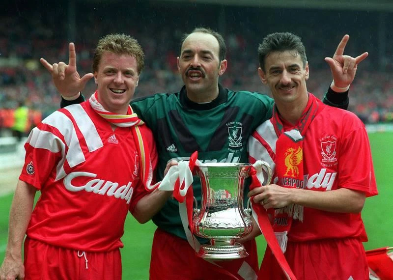 Ian Rush, huyền thoại Liverpool là tay săn bàn vĩ đại nhất trong mọi thời đại của đội, nhưng cũng chưa hề biết không khí VCK World Cup với tư cách cầu thủ là thế nào. Gunnar Nordahl- cầu thủ ghi nhiều bàn thắng nhất tại Olympic 1948, tay săn bàn hàng đầu trong mọi thời đại của AC Milan, năm lần vua phá lưới giải Ý. Tuy nhiên thời đó đất nước Thụy Điển chưa có bóng đá chuyên nghiệp, đội tuyển là những cầu thủ bóng đá nghiệp dư nên Gunnar Nordahl không thể khoác áo tuyển (?!). Lazslo Kubala, cầu thủ Hungary là huyền thoại của Barcelona nhưng không có màu áo đội tuyển để khoác vì ông trốn chạy khỏi Hungary, không hoàn tất các thủ tục quốc tịch. Eric Cantona, một trong những tên tuổi lớn nhất của MU có một tầm ảnh hưởng lớn lên giải ngoại hạng Anh. Song sự nghiệp tuyển Pháp của "King Eric" luôn lận đận và kết thúc cơ hội bằng việc tuyên bố ủng hộ Anh là chủ nhà World Cup chứ không ủng hộ Pháp. Cantona chưa bao giờ được khoác áo Pháp đá VCK World Cup. Abedi Pele, từng vô địch châu Âu cùng Marseille, một trong những huyền thoại của bóng đá châu Phi. Anh chưa một lần vinh dự cùng Ghana đá VCK World Cup, anh thuộc người "sinh nhầm" thế hệ. Bóng đá Xứ Wales sản sinh ra một cầu thủ chạy cánh tài năng cho MU, một trong những tài năng huyền thoại của MU. Thời Giggs thi đấu, Xứ Wales quá ít tài năng nên cứ World Cup về Ryan Giggs lại nằm nhà xem đồng nghiệp trổ tài. Khi chuyển sang làm huấn luyện viên, huyền thoại này tai tiếng rất nhiều trong tình ái. Cuối cùng, trợ lý Rob Page thay thế Giggs dẫn dắt tuyển Xứ Wales đá World Cup 2022. Tiền đạo có đôi mắt nhung người Bắc Ireland, George Best là huyền thoại bậc nhất của MU. Ông đẹp trai, lãng tử, đá bóng giỏi, hoa mỹ...nhưng bóng đá Bắc Ireland thì quá yếu. George Best chỉ xem VCK World Cup qua truyền hình. George Weah, cựu Quả bóng vàng châu Âu trong màu áo AC Milan là ngôi sao sinh nhầm thế hệ vì bóng đá Liberia quá yếu. Tuy nhiên đây là một tài năng bóng đá xuất chúng, một chính trị gia giỏi vì hiện nay Weah là Tổng thống của Liberia. Huyền thoại số 1 của Real Madrid Di Stefano từng khoác áo các đội tuyển Argentina, Tây Ban Nha và Colombia nhưng chưa một lần đá VCK World Cup. Thời đó luật quốc tịch và cầu thủ thi đấu của FIFA còn rất thoáng.