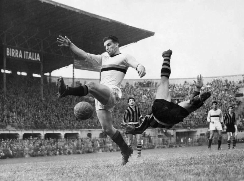 Gunnar Nordahl- cầu thủ ghi nhiều bàn thắng nhất tại Olympic 1948, tay săn bàn hàng đầu trong mọi thời đại của AC Milan, năm lần vua phá lưới giải Ý. Tuy nhiên thời đó đất nước Thụy Điển chưa có bóng đá chuyên nghiệp, đội tuyển là những cầu thủ bóng đá nghiệp dư nên Gunnar Nordahl không thể khoác áo tuyển (?!). Lazslo Kubala, cầu thủ Hungary là huyền thoại của Barcelona nhưng không có màu áo đội tuyển để khoác vì ông trốn chạy khỏi Hungary, không hoàn tất các thủ tục quốc tịch. Eric Cantona, một trong những tên tuổi lớn nhất của MU có một tầm ảnh hưởng lớn lên giải ngoại hạng Anh. Song sự nghiệp tuyển Pháp của "King Eric" luôn lận đận và kết thúc cơ hội bằng việc tuyên bố ủng hộ Anh là chủ nhà World Cup chứ không ủng hộ Pháp. Cantona chưa bao giờ được khoác áo Pháp đá VCK World Cup. Abedi Pele, từng vô địch châu Âu cùng Marseille, một trong những huyền thoại của bóng đá châu Phi. Anh chưa một lần vinh dự cùng Ghana đá VCK World Cup, anh thuộc người "sinh nhầm" thế hệ. Bóng đá Xứ Wales sản sinh ra một cầu thủ chạy cánh tài năng cho MU, một trong những tài năng huyền thoại của MU. Thời Giggs thi đấu, Xứ Wales quá ít tài năng nên cứ World Cup về Ryan Giggs lại nằm nhà xem đồng nghiệp trổ tài. Khi chuyển sang làm huấn luyện viên, huyền thoại này tai tiếng rất nhiều trong tình ái. Cuối cùng, trợ lý Rob Page thay thế Giggs dẫn dắt tuyển Xứ Wales đá World Cup 2022. Tiền đạo có đôi mắt nhung người Bắc Ireland, George Best là huyền thoại bậc nhất của MU. Ông đẹp trai, lãng tử, đá bóng giỏi, hoa mỹ...nhưng bóng đá Bắc Ireland thì quá yếu. George Best chỉ xem VCK World Cup qua truyền hình. George Weah, cựu Quả bóng vàng châu Âu trong màu áo AC Milan là ngôi sao sinh nhầm thế hệ vì bóng đá Liberia quá yếu. Tuy nhiên đây là một tài năng bóng đá xuất chúng, một chính trị gia giỏi vì hiện nay Weah là Tổng thống của Liberia. Huyền thoại số 1 của Real Madrid Di Stefano từng khoác áo các đội tuyển Argentina, Tây Ban Nha và Colombia nhưng chưa một lần đá VCK World Cup. Thời đó luật quốc tịch và cầu thủ thi đấu của FIFA còn rất thoáng.