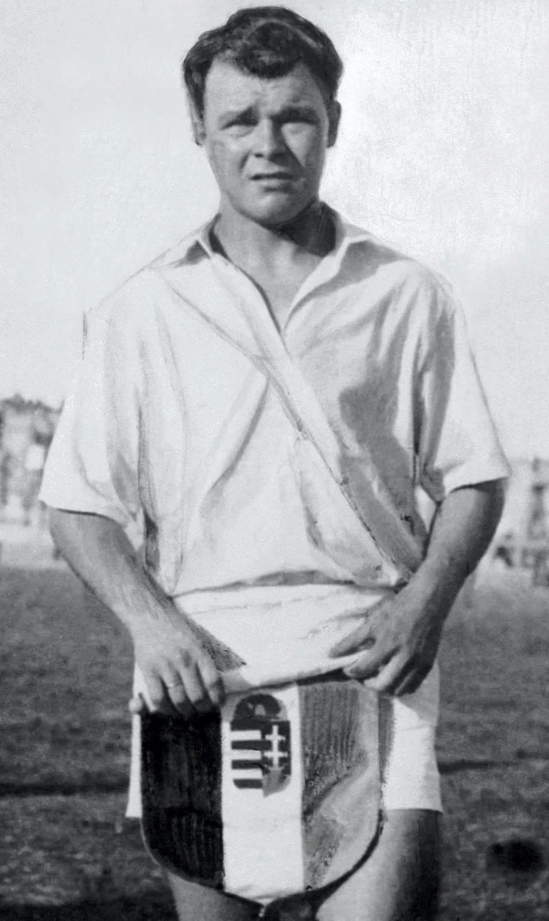 Lazslo Kubala, cầu thủ Hungary là huyền thoại của Barcelona nhưng không có màu áo đội tuyển để khoác vì ông trốn chạy khỏi Hungary, không hoàn tất các thủ tục quốc tịch. Eric Cantona, một trong những tên tuổi lớn nhất của MU có một tầm ảnh hưởng lớn lên giải ngoại hạng Anh. Song sự nghiệp tuyển Pháp của "King Eric" luôn lận đận và kết thúc cơ hội bằng việc tuyên bố ủng hộ Anh là chủ nhà World Cup chứ không ủng hộ Pháp. Cantona chưa bao giờ được khoác áo Pháp đá VCK World Cup. Abedi Pele, từng vô địch châu Âu cùng Marseille, một trong những huyền thoại của bóng đá châu Phi. Anh chưa một lần vinh dự cùng Ghana đá VCK World Cup, anh thuộc người "sinh nhầm" thế hệ. Bóng đá Xứ Wales sản sinh ra một cầu thủ chạy cánh tài năng cho MU, một trong những tài năng huyền thoại của MU. Thời Giggs thi đấu, Xứ Wales quá ít tài năng nên cứ World Cup về Ryan Giggs lại nằm nhà xem đồng nghiệp trổ tài. Khi chuyển sang làm huấn luyện viên, huyền thoại này tai tiếng rất nhiều trong tình ái. Cuối cùng, trợ lý Rob Page thay thế Giggs dẫn dắt tuyển Xứ Wales đá World Cup 2022. Tiền đạo có đôi mắt nhung người Bắc Ireland, George Best là huyền thoại bậc nhất của MU. Ông đẹp trai, lãng tử, đá bóng giỏi, hoa mỹ...nhưng bóng đá Bắc Ireland thì quá yếu. George Best chỉ xem VCK World Cup qua truyền hình. George Weah, cựu Quả bóng vàng châu Âu trong màu áo AC Milan là ngôi sao sinh nhầm thế hệ vì bóng đá Liberia quá yếu. Tuy nhiên đây là một tài năng bóng đá xuất chúng, một chính trị gia giỏi vì hiện nay Weah là Tổng thống của Liberia. Huyền thoại số 1 của Real Madrid Di Stefano từng khoác áo các đội tuyển Argentina, Tây Ban Nha và Colombia nhưng chưa một lần đá VCK World Cup. Thời đó luật quốc tịch và cầu thủ thi đấu của FIFA còn rất thoáng.