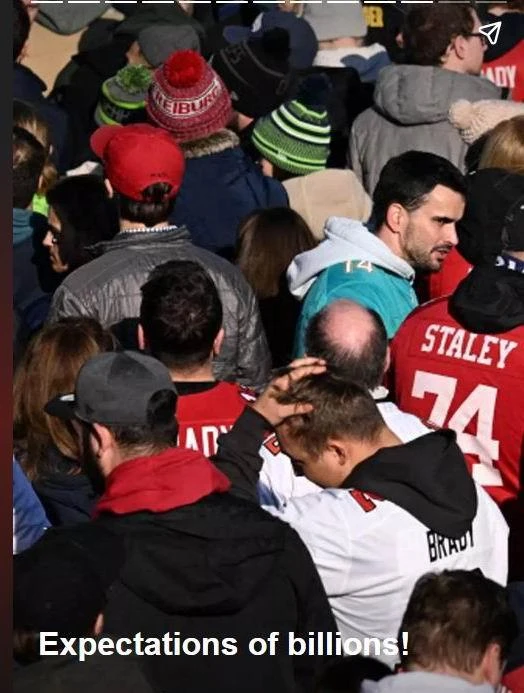 Sẽ có 5,5 tỉ người trên khắp hành tinh xem trực tiếp World Cup 2022 qua các phương tiện nghe nhìn và xem trực tiếp trên sân. Tuyển Mỹ dự World Cup 2022 là đội trẻ nhất trong số 32 đội, tuổi trung bình toàn đội là 24,5 tuổi. Qatar là quốc gia đầu tiên ở Trung Đông, của thế giới Ả Rập làm chủ nhà World Cup và Qatar là đội tuyển thứ 80 góp mặt trong lịch sử các VCK World Cup.