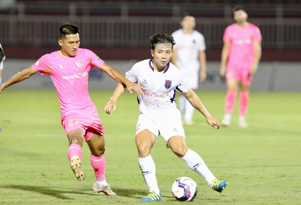 B. Bình Dương tung nhiều cầu thủ trẻ ra đá với Sài Gòn. Ảnh: A.PHƯƠNG B. Bình Dương tung nhiều cầu thủ trẻ ra đá với Sài Gòn. Ảnh: A.PHƯƠNG