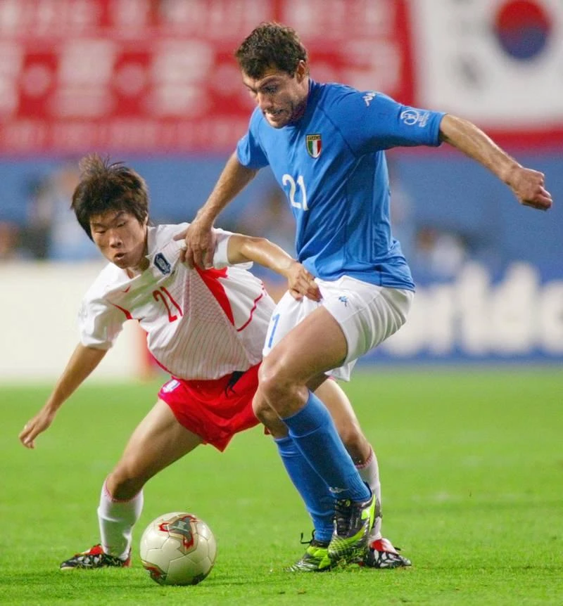 Christian Vieri đá chín trận, cứ mỗi trận một bàn cho tuyển Ý. Còn huyền thoại Bồ Đào Nha gốc Mozampique - Eusebio chỉ cần sáu trận ghi chín bàn. Tương tự Ademir của Brazil ra sân sáu trận ghi chín bàn. Huyền thoại Ba Lan - Lato đá 20 trận ghi 10 bàn. Gary Lineker cũng rất xuất sắc đá 12 trận có 10 bàn cho tuyển Anh. "Vua sư tử" Batigol - Batistuta đá 12 trận 10 lần chọc thủng lưới đối phương cho tuyển Argentina. Jurgen Klinsmann với 17 lần ra sân ghi 11 bàn. Huyền thoại Hungary Sander Kocsis đá năm trận ghi 11 bàn. Just Fontaine kỷ lục gia thách thức mọi thời đại, chỉ đá một VCK World Cup 1958 qua năm trận ghi 13 bàn.cho Pháp. Gerd Muller đá 13 trận ghi 14 bàn cho tuyển Đức. Miroslav Klose đá 24 trận ghi 16 bàn, nhiều bàn thắng bằng đầu cho tuyển Đức.