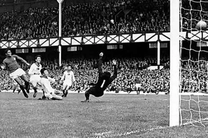 Còn huyền thoại Bồ Đào Nha gốc Mozampique - Eusebio chỉ cần sáu trận ghi chín bàn. Tương tự Ademir của Brazil ra sân sáu trận ghi chín bàn. Huyền thoại Ba Lan - Lato đá 20 trận ghi 10 bàn. Gary Lineker cũng rất xuất sắc đá 12 trận có 10 bàn cho tuyển Anh. "Vua sư tử" Batigol - Batistuta đá 12 trận 10 lần chọc thủng lưới đối phương cho tuyển Argentina. Jurgen Klinsmann với 17 lần ra sân ghi 11 bàn. Huyền thoại Hungary Sander Kocsis đá năm trận ghi 11 bàn. Just Fontaine kỷ lục gia thách thức mọi thời đại, chỉ đá một VCK World Cup 1958 qua năm trận ghi 13 bàn.cho Pháp. Gerd Muller đá 13 trận ghi 14 bàn cho tuyển Đức. Miroslav Klose đá 24 trận ghi 16 bàn, nhiều bàn thắng bằng đầu cho tuyển Đức.